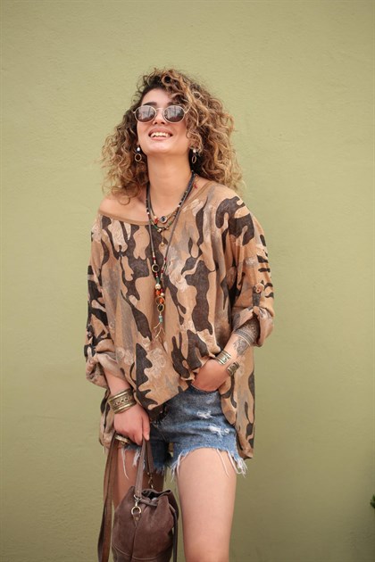 Açık Kahverengi Kayık Yaka Eteği Pullu Kamuflaj Desenli Bluz - Şaman Butik Açık Kahverengi Kayık Yaka Eteği Pullu Kamuflaj Desenli Bluz