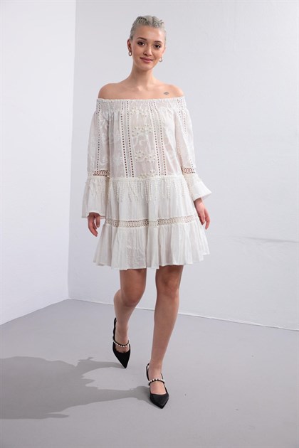 Beyaz Desenli Kayık Yaka İnci Detaylı Elbise - Şaman Butik Beyaz Desenli Kayık Yaka İnci Detaylı Elbise