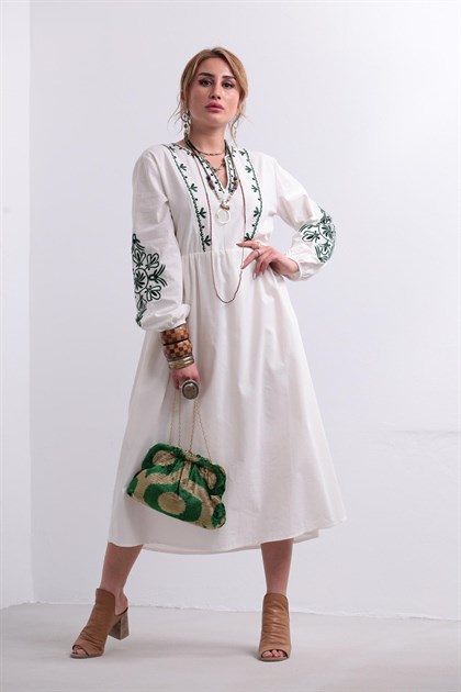 Beyaz Kesik Yaka İşlemeli Bohem Elbise - Şaman Butik Beyaz Kesik Yaka İşlemeli Bohem Elbise