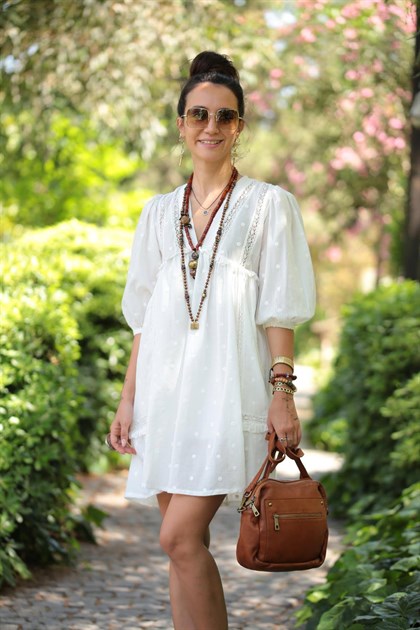 Beyaz V Yaka Sırtı Açık Kabartma Detaylı Elbise - Şaman Butik Beyaz V Yaka Sırtı Açık Kabartma Detaylı Elbise