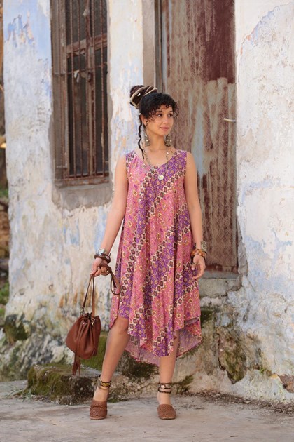 Pembe Desenli Kayık Yaka Kolsuz Elbise - Şaman Butik Pembe Desenli Kayık Yaka Kolsuz Elbise