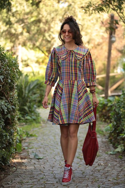 Renkli Bebe Yaka Fırfır Detay Elbise - Şaman Butik Renkli Bebe Yaka Fırfır Detay Elbise