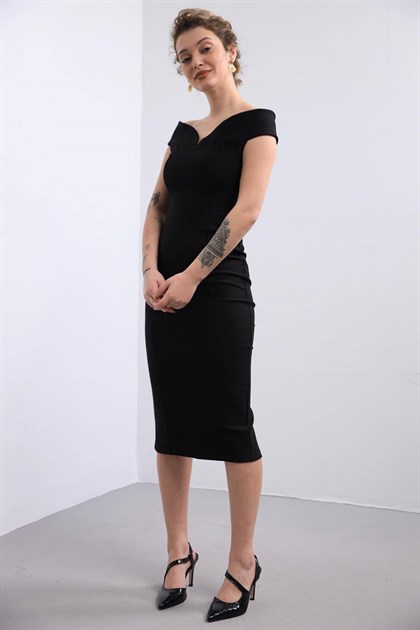  Siyah Yaka Detaylı Yırtmaçlı Kalem Elbise
