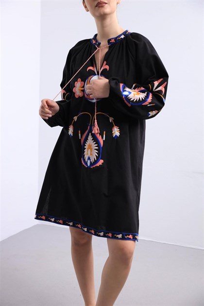 Siyah Yakası İpli İşlemeli Elbise - Şaman Butik Siyah Yakası İpli İşlemeli Elbise