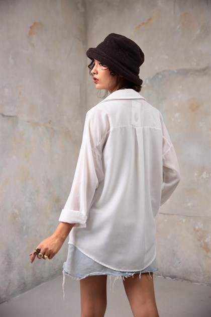 Beyaz Büyük Cepli Arkası Uzun Gömlek - Şaman Butik Beyaz Büyük Cepli Arkası Uzun Gömlek