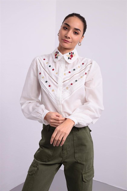 Beyaz Yakası Çiçek İşlemeli Delik Detay Gömlek - Şaman Butik - Bohem Giyim ve Aksesuar | Kadın & Erkek Beyaz Yakası Çiçek İşlemeli Delik Detay Gömlek