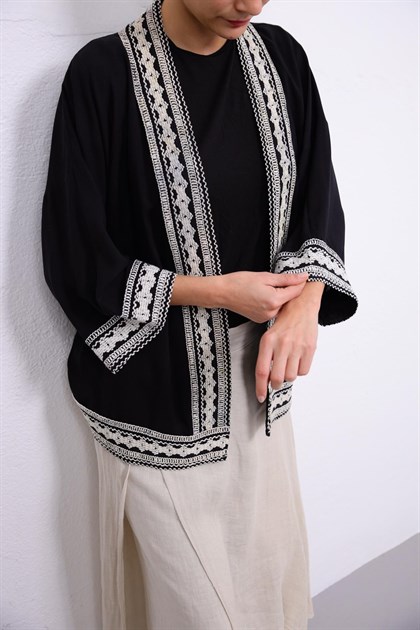 Siyah Yakası İşlemeli Kısa Kimono - Şaman Butik - Bohem Giyim ve Aksesuar | Kadın & Erkek Siyah Yakası İşlemeli Kısa Kimono